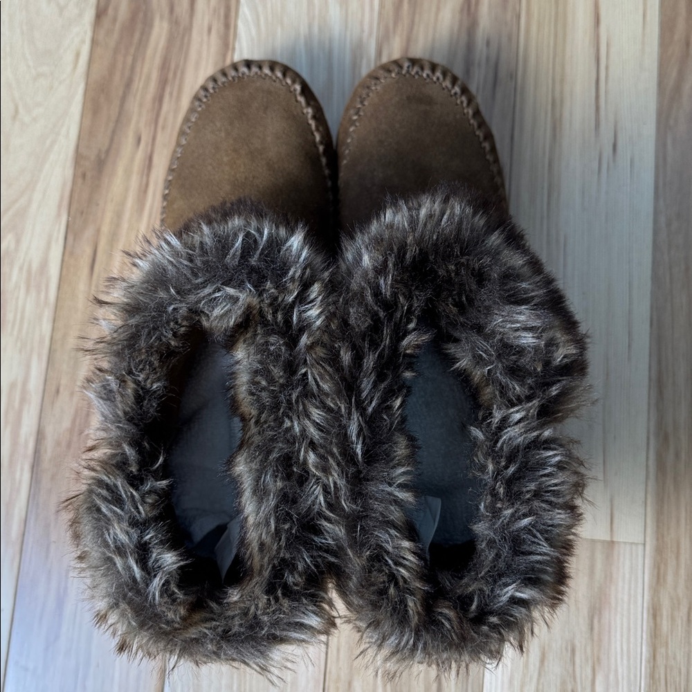 Minnetonka Faux Fur Trim Ankle Boots | Cozy Suede Moccasin Booties | Size 10 - Picture 7 of 10
